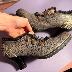 Victorian vintage mary poppins Floral Heeled Shoes with Decorative Button Straps